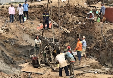 Socorristas trabajan a contrarreloj para sacar a un niño atrapado en un pozo desde el sábado en Vietnam