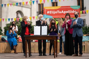 Luego de promulgación de ley los chilenos pueden cambiar el orden de los apellidos
