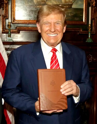 Trump vende biblias y ruega por donaciones coincidiendo con la Semana Santa