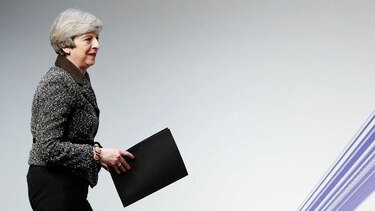 Theresa May firma la carta que iniciará el 'brexit'
