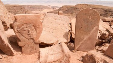 La mina de turquesa donde nació nuestro alfabeto (y cuáles fueron las primeras palabras que encontraron)