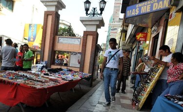 Blandón reconoce desorden en la buhonería
