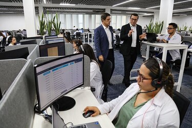 "Somos un experimento social": las críticas y las dudas que genera la IA que impulsa Bukele para gestionar la salud en El Salvador