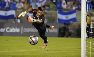 El portero panameño Jaime Penedo recibió el Guante de Oro