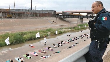 Sesión de yoga en la frontera México-EU