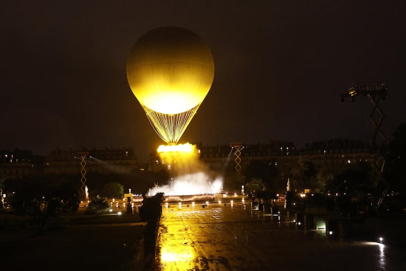 Un globo porta la llama: el pebetero olímpico es encendido tras un épico relevo