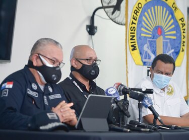 Allanamientos, armas y exfuncionarios detenidos