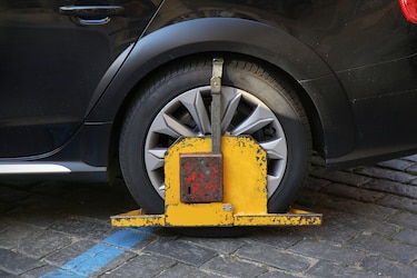 Municipio de Panamá pondrá ‘botas’ a autos mal estacionados: retiro costará $75