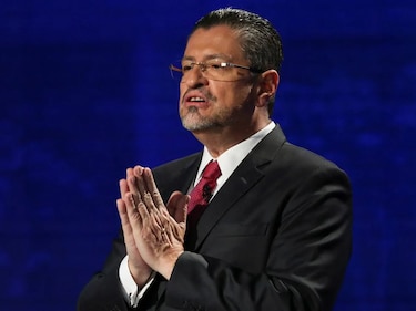 Presidente electo de Costa Rica se disculpa con mujeres que lo acusaron de acoso
