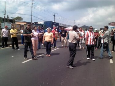 Docentes de Panamá oeste protestan en la Interamericana