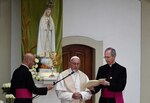 Una marea de peregrinos arropa al papa Francisco en el santuario de Fátima