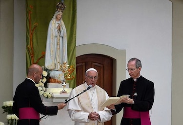 Una marea de peregrinos arropa al papa Francisco en el santuario de Fátima