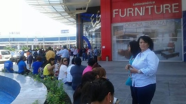 Usuarios de la Zona Libre de Colón paralizan labores; piden respuestas concretas al Gobierno