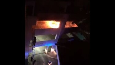 Bomberos controlan incendio en  vehículo estacionado en edificio de El  Cangrejo