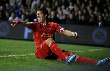 Luis Suárez celebra su renovación con un doblete frente al Cardiff