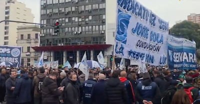 Protesta por el endeudamiento de los hogares y el cierre de 30,000 empresas en Argentina