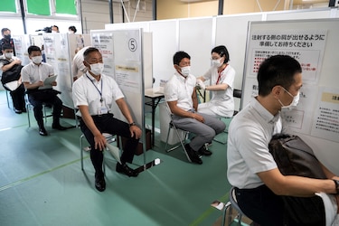 Policías y bomberos reciben vacunas en famoso mercado de pescados de Tokio