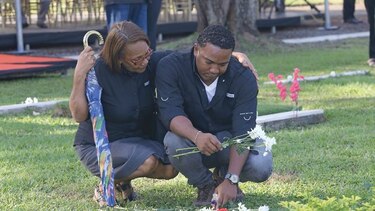 Flores y palabras para recordar a los caídos