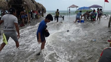 Desalojan a bañistas de playa Santa Clara tras fuerte oleaje