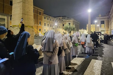 La capilla ardiente de Benedicto XVI abre por segundo día en espera del funeral