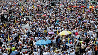 Desafían al gobierno venezolano en las calles