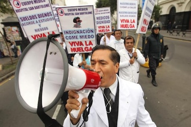Primera ministra de Perú exhorta a médicos a levantar huelga de más de 100 días