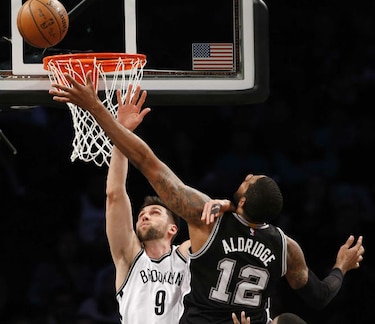 Spurs doblegan a los Nets con 25 puntos de LaMarcus Aldridge