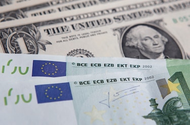 El euro se cambia por encima de 1.12 dólares tras datos de China