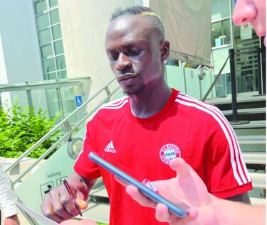 El senegalés  Mané llega a Múnich para firmar con el Bayern
