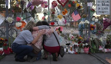 Sobrevivientes de matanza en Florida inician cruzada contra las armas de fuego