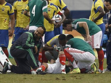 Lesión que apartó a mexicano  Montes  del Mundial le dejará 6 meses fuera