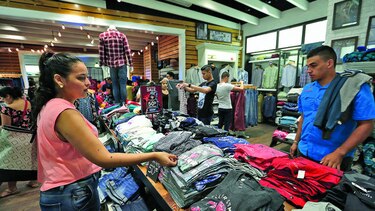 Regalos y comida, el frenesí de las compras navideñas