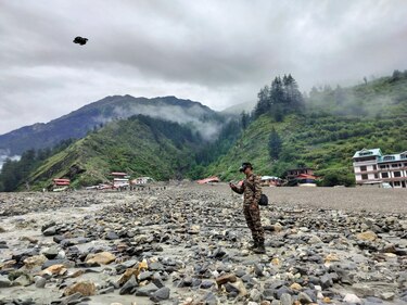 Más de 100 desaparecidos y al menos 5 muertos por una riada súbita en el Himalaya indio