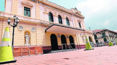 Refrendan contrato para obras en el teatro