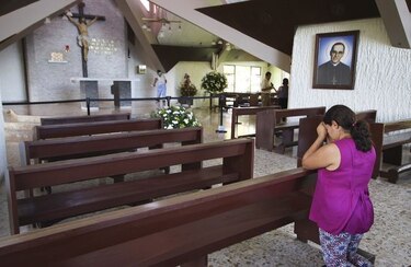 Unos 7 mil salvadoreños peregrinan al Vaticano a canonización de monseñor Óscar Arnulfo Romero
