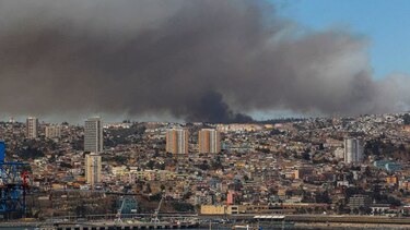 Retornan a sus hogares 6 mil evacuados por incendio en Viña del Mar