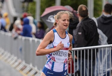 Descalifican a una atleta de un ultramaratón por hacer un tramo en carro