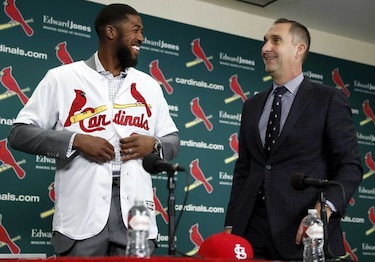 Cardenales fichan al jardinero Dexter Fowler