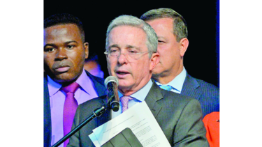 Uribe acusa a Santos de detención de su hermano