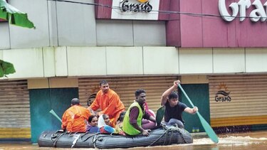 Miles siguen aislados por las inundaciones en India