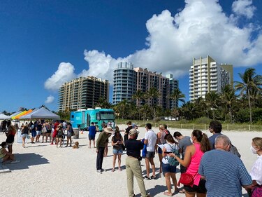 Europa avanza en su desconfinamiento y turistas latinos se vacunan en Florida