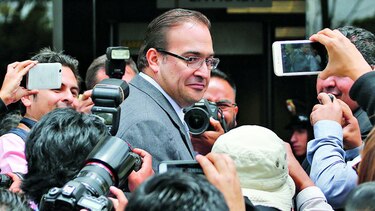 Renuncia gobernador por denuncias