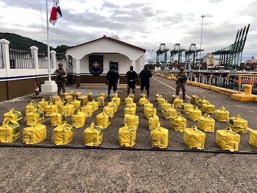 Autoridades incautan más de 1,400 paquetes de presunta droga 