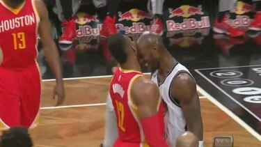 Garnett es suspendido por un partido y multan a Howard tras pelea