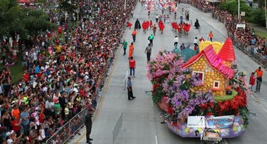 En desfile navideño destacan al talento panameño
