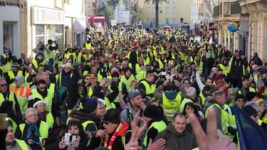 'Chalecos amarillos' convocan a más protestas en París