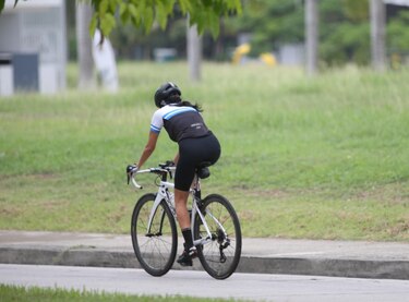 Mujeres salen a hacer ejercicios al aire libre; Minsa reitera las medidas preventivas