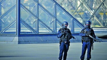 Terrorista ataca con un machete a policías