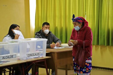 Chile inicia segunda jornada de histórica elección para cambiar su eje social