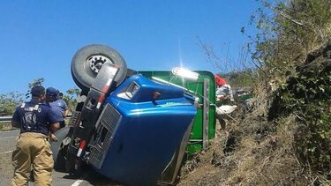 Vuelco de camión  provoca pérdidas a ganadero